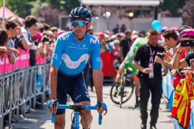 Abbiategrasso, İtalya 24 Mayıs 2018: Profesyonel bisikletçi podyum imzalar önce İtalya 2018 Tur zor dağ aşaması için veri transferi.