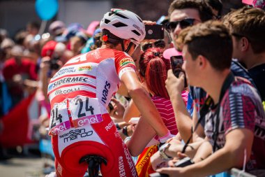 Abbiategrasso, İtalya 24 Mayıs 2018: Profesyonel bisikletçi mets hayranları daha önce İtalya 2018 Tur zor dağ aşaması.