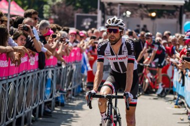 Abbiategrasso, İtalya 24 Mayıs 2018: Profesyonel bisikletçi podyum imzalar önce İtalya 2018 Tur zor dağ aşaması için veri transferi.