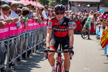 Abbiategrasso, İtalya 24 Mayıs 2018: Profesyonel bisikletçi podyum imzalar önce İtalya 2018 Tur zor dağ aşaması için veri transferi.