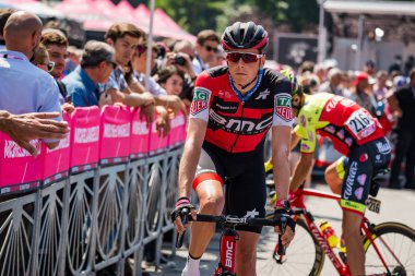 Abbiategrasso, İtalya 24 Mayıs 2018: Profesyonel bisikletçi podyum imzalar önce İtalya 2018 Tur zor dağ aşaması için veri transferi.