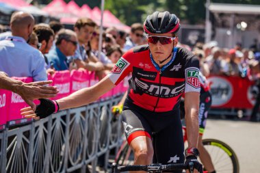 Abbiategrasso, İtalya 24 Mayıs 2018: Profesyonel bisikletçi mets hayranları daha önce İtalya 2018 Tur zor dağ aşaması.