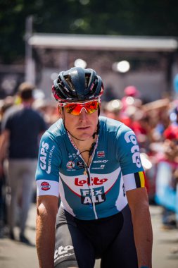 Abbiategrasso, İtalya 24 Mayıs 2018: Profesyonel bisikletçi podyum imzalar önce İtalya 2018 Tur zor dağ aşaması için veri transferi.