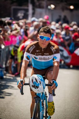 Abbiategrasso, İtalya 24 Mayıs 2018: Profesyonel bisikletçi podyum imzalar önce İtalya 2018 Tur zor dağ aşaması için veri transferi.