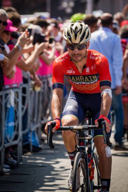 Abbiategrasso, İtalya 24 Mayıs 2018: Profesyonel bisikletçi podyum imzalar önce İtalya 2018 Tur zor dağ aşaması için veri transferi.