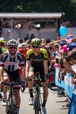 Abbiategrasso, İtalya 24 Mayıs 2018: Profesyonel bisikletçi podyum imzalar önce İtalya 2018 Tur zor dağ aşaması için veri transferi.