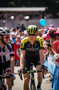 Abbiategrasso, İtalya 24 Mayıs 2018: Profesyonel bisikletçi podyum imzalar önce İtalya 2018 Tur zor dağ aşaması için veri transferi.