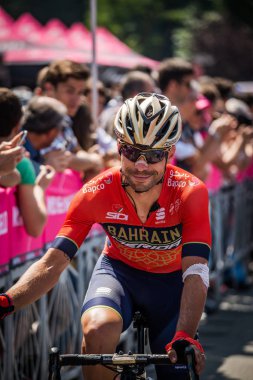 Abbiategrasso, İtalya 24 Mayıs 2018: Profesyonel bisikletçi podyum imzalar önce İtalya 2018 Tur zor dağ aşaması için veri transferi.