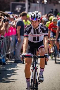 Abbiategrasso, İtalya 24 Mayıs 2018: Profesyonel bisikletçi podyum imzalar önce İtalya 2018 Tur zor dağ aşaması için veri transferi.