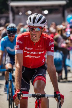 Abbiategrasso, İtalya 24 Mayıs 2018: Profesyonel bisikletçi podyum imzalar önce İtalya 2018 Tur zor dağ aşaması için veri transferi.