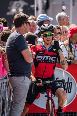 Abbiategrasso, İtalya 24 Mayıs 2018: Profesyonel bisikletçi mets hayranları daha önce İtalya 2018 Tur zor dağ aşaması.