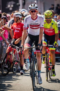 Abbiategrasso, İtalya 24 Mayıs 2018: Profesyonel bisikletçi podyum imzalar önce İtalya 2018 Tur zor dağ aşaması için veri transferi.