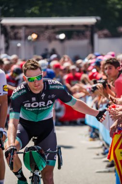 Abbiategrasso, İtalya 24 Mayıs 2018: Profesyonel bisikletçi mets hayranları daha önce İtalya 2018 Tur zor dağ aşaması.