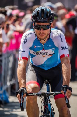 Abbiategrasso, İtalya 24 Mayıs 2018: Profesyonel bisikletçi podyum imzalar önce İtalya 2018 Tur zor dağ aşaması için veri transferi.