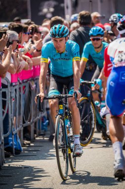 Abbiategrasso, İtalya 24 Mayıs 2018: Profesyonel bisikletçi podyum imzalar önce İtalya 2018 Tur zor dağ aşaması için veri transferi.