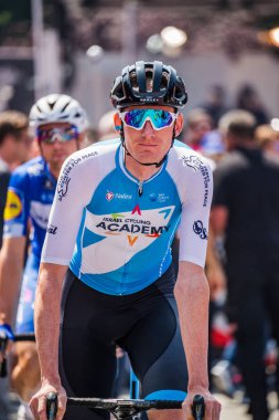 Abbiategrasso, İtalya 24 Mayıs 2018: Profesyonel bisikletçi podyum imzalar önce İtalya 2018 Tur zor dağ aşaması için veri transferi.