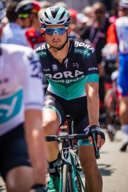 Abbiategrasso, İtalya 24 Mayıs 2018: Profesyonel bisikletçi podyum imzalar önce İtalya 2018 Tur zor dağ aşaması için veri transferi.