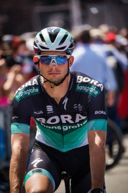 Abbiategrasso, İtalya 24 Mayıs 2018: Profesyonel bisikletçi podyum imzalar önce İtalya 2018 Tur zor dağ aşaması için veri transferi.