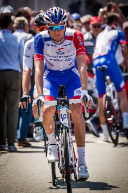 Abbiategrasso, İtalya 24 Mayıs 2018: Profesyonel bisikletçi podyum imzalar önce İtalya 2018 Tur zor dağ aşaması için veri transferi.