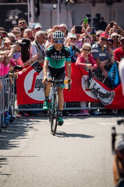 Abbiategrasso, İtalya 24 Mayıs 2018: Davide Formolo, Bora Hansgrohe takımı, kısa bir süre önce İtalya Bisiklet turu 2018 Abbiategrasso üzerinden Prato Nevoso için aşamasında başlamak.