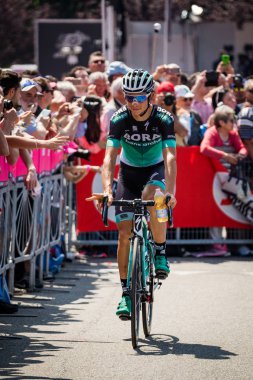 Abbiategrasso, İtalya 24 Mayıs 2018: Davide Formolo, Bora Hansgrohe takımı, kısa bir süre önce İtalya Bisiklet turu 2018 Abbiategrasso üzerinden Prato Nevoso için aşamasında başlamak.