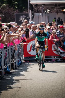 Abbiategrasso, İtalya 24 Mayıs 2018: Davide Formolo, Bora Hansgrohe takımı, kısa bir süre önce İtalya Bisiklet turu 2018 Abbiategrasso üzerinden Prato Nevoso için aşamasında başlamak.