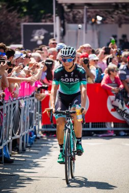 Abbiategrasso, İtalya 24 Mayıs 2018: Davide Formolo, Bora Hansgrohe takımı, kısa bir süre önce İtalya Bisiklet turu 2018 Abbiategrasso üzerinden Prato Nevoso için aşamasında başlamak.