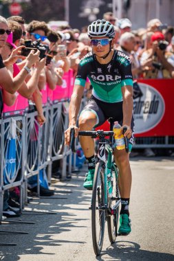 Abbiategrasso, İtalya 24 Mayıs 2018: Davide Formolo, Bora Hansgrohe takımı, kısa bir süre önce İtalya Bisiklet turu 2018 Abbiategrasso üzerinden Prato Nevoso için aşamasında başlamak.