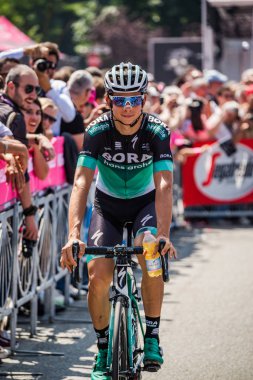 Abbiategrasso, İtalya 24 Mayıs 2018: Davide Formolo, Bora Hansgrohe takımı, kısa bir süre önce İtalya Bisiklet turu 2018 Abbiategrasso üzerinden Prato Nevoso için aşamasında başlamak.