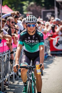 Abbiategrasso, İtalya 24 Mayıs 2018: Davide Formolo, Bora Hansgrohe takımı, kısa bir süre önce İtalya Bisiklet turu 2018 Abbiategrasso üzerinden Prato Nevoso için aşamasında başlamak.