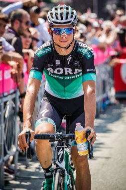 Abbiategrasso, İtalya 24 Mayıs 2018: Davide Formolo, Bora Hansgrohe takımı, kısa bir süre önce İtalya Bisiklet turu 2018 Abbiategrasso üzerinden Prato Nevoso için aşamasında başlamak.