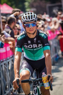 Abbiategrasso, İtalya 24 Mayıs 2018: Davide Formolo, Bora Hansgrohe takımı, kısa bir süre önce İtalya Bisiklet turu 2018 Abbiategrasso üzerinden Prato Nevoso için aşamasında başlamak.