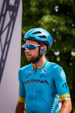 Abbiategrasso, İtalya 24 Mayıs 2018: Davide Villella, Astana takımında kısa bir süre önce başlamak İtalya Bisiklet turu 2018 Abbiategrasso üzerinden Prato Nevoso için sahne podyum imzalar.