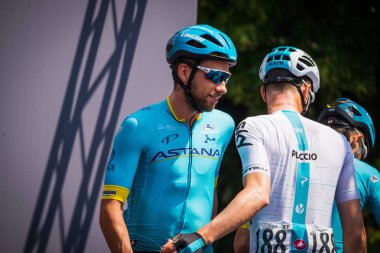 Abbiategrasso, İtalya 24 Mayıs 2018: Davide Villella, Astana takımında kısa bir süre önce başlamak İtalya Bisiklet turu 2018 Abbiategrasso üzerinden Prato Nevoso için sahne podyum imzalar.