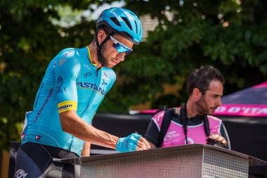 Abbiategrasso, İtalya 24 Mayıs 2018: Davide Villella, Astana takımında kısa bir süre önce başlamak İtalya Bisiklet turu 2018 Abbiategrasso üzerinden Prato Nevoso için sahne podyum imzalar.