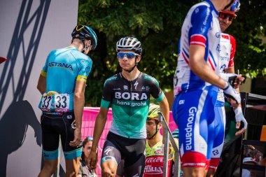 Abbiategrasso, İtalya 24 Mayıs 2018: Davide Formolo, Bora Hansgrohe takımı, kısa bir süre önce başlamak İtalya Bisiklet turu 2018 Abbiategrasso üzerinden Prato Nevoso için sahne podyum imzalar hakkında.