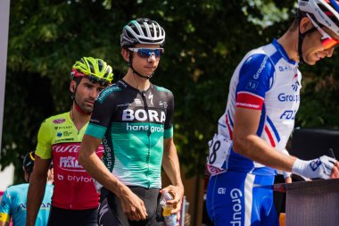 Abbiategrasso, İtalya 24 Mayıs 2018: Davide Formolo, Bora Hansgrohe takımı, kısa bir süre önce başlamak İtalya Bisiklet turu 2018 Abbiategrasso üzerinden Prato Nevoso için sahne podyum imzalar hakkında.