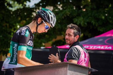 Abbiategrasso, İtalya 24 Mayıs 2018: Davide Formolo, Bora Hansgrohe takımı, kısa bir süre önce başlamak İtalya Bisiklet turu 2018 Abbiategrasso üzerinden Prato Nevoso için sahne podyum imzalar hakkında.