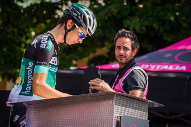 Abbiategrasso, İtalya 24 Mayıs 2018: Davide Formolo, Bora Hansgrohe takımı, kısa bir süre önce başlamak İtalya Bisiklet turu 2018 Abbiategrasso üzerinden Prato Nevoso için sahne podyum imzalar hakkında.