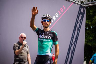 Abbiategrasso, İtalya 24 Mayıs 2018: Davide Formolo, Bora Hansgrohe takımı, kısa bir süre önce başlamak İtalya Bisiklet turu 2018 Abbiategrasso üzerinden Prato Nevoso için sahne podyum imzalar hakkında.