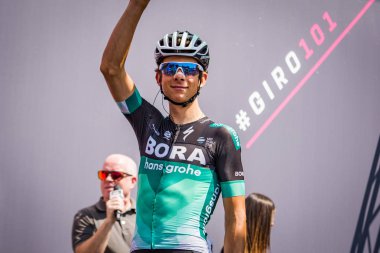 Abbiategrasso, İtalya 24 Mayıs 2018: Davide Formolo, Bora Hansgrohe takımı, kısa bir süre önce başlamak İtalya Bisiklet turu 2018 Abbiategrasso üzerinden Prato Nevoso için sahne podyum imzalar hakkında.