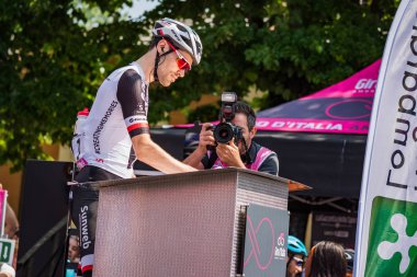 Abbiategrasso, İtalya 24 Mayıs 2018: Tom Dumoulin, Sunweb takımında kısa bir süre önce başlamak İtalya Bisiklet turu 2018 Abbiategrasso üzerinden Prato Nevoso için sahne podyum imzalar.
