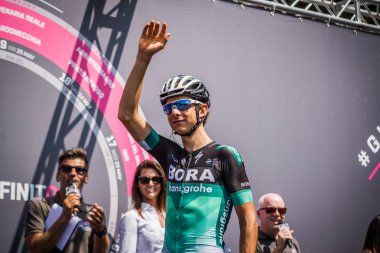 Abbiategrasso, İtalya 24 Mayıs 2018: Davide Formolo, Bora Hansgrohe takımı, kısa bir süre önce başlamak İtalya Bisiklet turu 2018 Abbiategrasso üzerinden Prato Nevoso için sahne podyum imzalar hakkında.