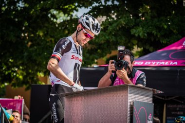 Abbiategrasso, İtalya 24 Mayıs 2018: Tom Dumoulin, Sunweb takımında kısa bir süre önce başlamak İtalya Bisiklet turu 2018 Abbiategrasso üzerinden Prato Nevoso için sahne podyum imzalar.