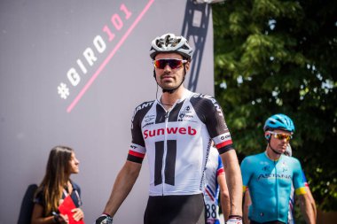 Abbiategrasso, İtalya 24 Mayıs 2018: Tom Dumoulin, Sunweb takımında kısa bir süre önce başlamak İtalya Bisiklet turu 2018 Abbiategrasso üzerinden Prato Nevoso için sahne podyum imzalar.
