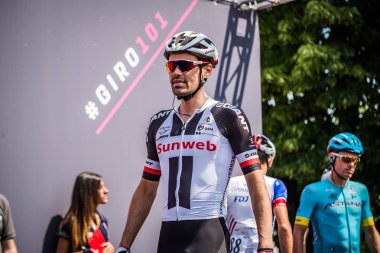 Abbiategrasso, İtalya 24 Mayıs 2018: Tom Dumoulin, Sunweb takımında kısa bir süre önce başlamak İtalya Bisiklet turu 2018 Abbiategrasso üzerinden Prato Nevoso için sahne podyum imzalar.