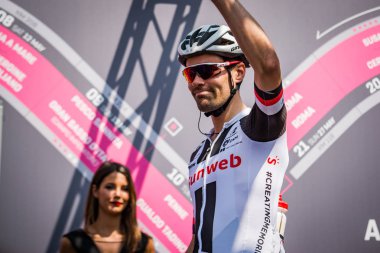 Abbiategrasso, İtalya 24 Mayıs 2018: Tom Dumoulin, Sunweb takımında kısa bir süre önce başlamak İtalya Bisiklet turu 2018 Abbiategrasso üzerinden Prato Nevoso için sahne podyum imzalar.