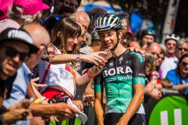 Abbiategrasso, İtalya 24 Mayıs 2018: Davide Formolo, Bora Hansgrohe takım, kısa bir süre önce başlamak İtalya Bisiklet turu 2018 Abbiategrasso üzerinden Prato Nevoso için sahne alanı'nın hayranları bir araya geldi.