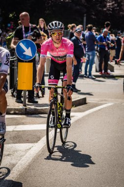 Abbiategrasso, İtalya 24 Mayıs 2018: Podyum imzalar önce İtalya 2018 Tur zor dağ aşaması için veri transfer pembe Jersey Adam Yatesa.