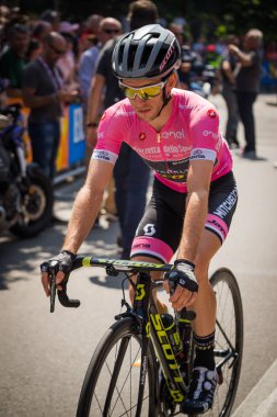 Abbiategrasso, İtalya 24 Mayıs 2018: Pembe Jersey'de Simon Yates, başlamadan önce Tur İtalya 2018 Abbiategrasso ve Prato Nevoso varış sert dağına aşamasında ilk satırı.